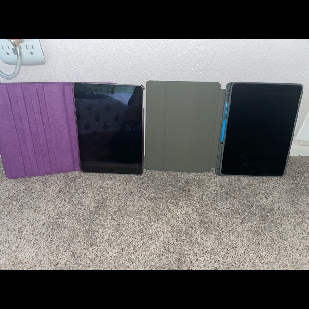 Selling Both 2 IPad 1 gens - Picture 4 of 7